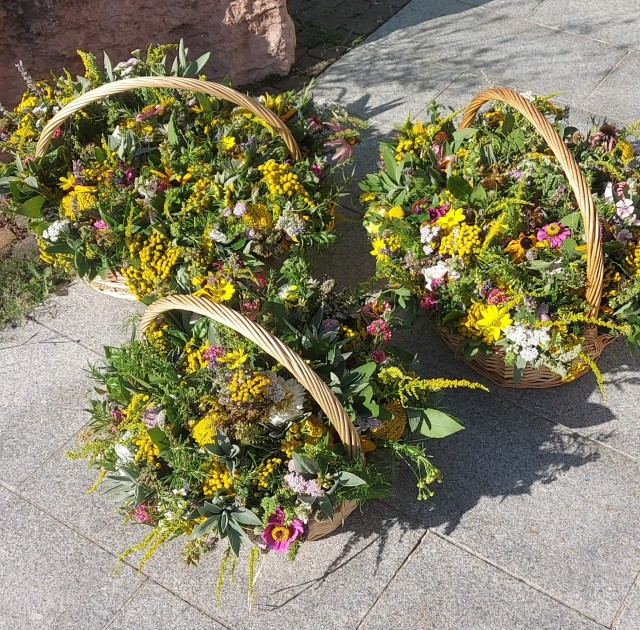 Tradition mit Heilkraft - das Binden und Weihen von Kräuterbuschen an Mariä Himmelfahrt