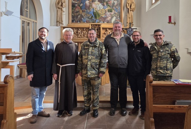 Von links: Benedikt Collinet, Br. Erich Geir OFMCap, Militäroberkurat Christoph Gmachl-Aher Militärseelsorger, Michael Plangger, Bernhard Kathrein-Wieser, Vizeleutnant Reinhard Sorg Pfarradjunkt