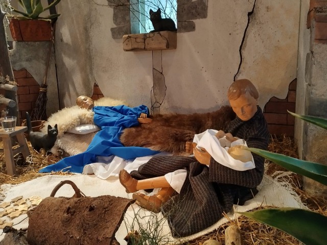 „Josef wiegt das Jesuskind“ – Krippendarstellung, Pfarre St. Clemens, Dierdorf © Petra Collinet