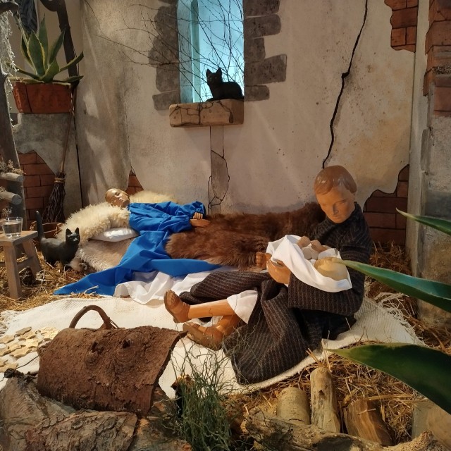 „Josef wiegt das Jesuskind“ – Krippendarstellung, Pfarre St. Clemens, Dierdorf © Petra Collinet