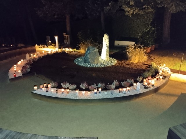 Sternenkindergrab bei Nacht