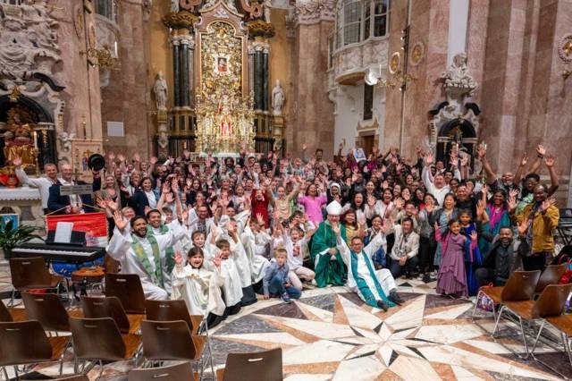 Gruppenfoto vom Gottesdienst am Sonntag der Völker 2023. Foto: Diözese Innsbruck
