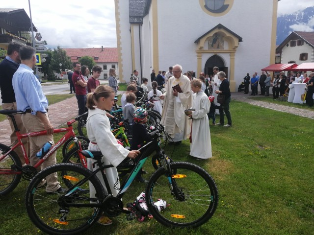 FAMILIENWORTGOTTESDIENST MIT KINDERFAHRZEUGSEGNUNG