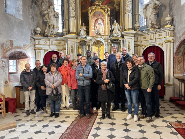 Gruppe mit Altabt German in der Kirche Maria Trost