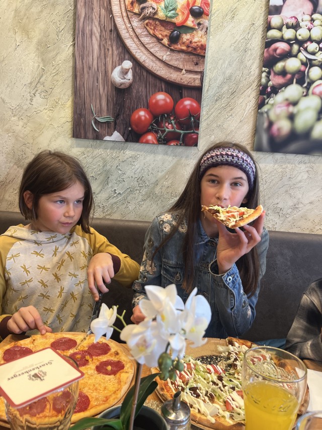Wir Minis haben immer viel Spass auch beim Pizzaessen