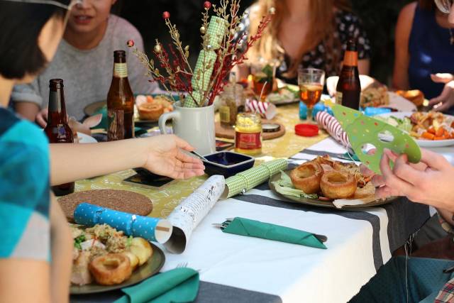 Beim Essen kommen die Leut zamm