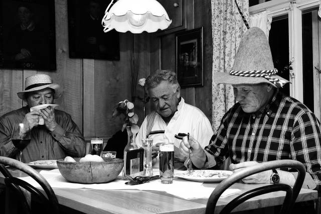 Beim Essen kommen die Leut zamm