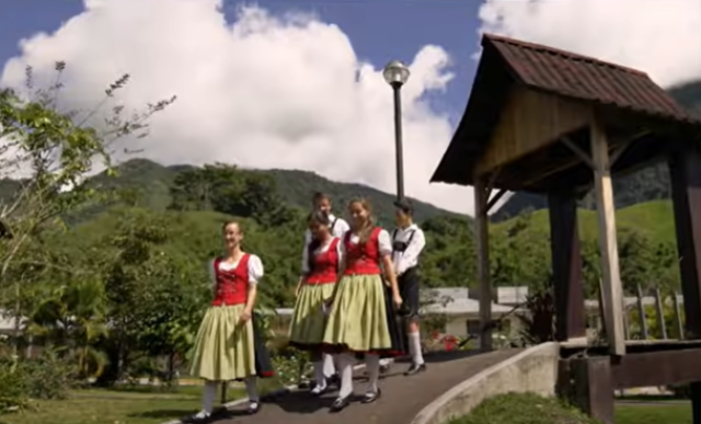 Palmen, Dirndl und Bananenstrudel