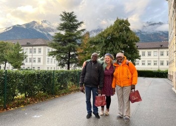 Elisa Und Die Gäste Vorm Berg