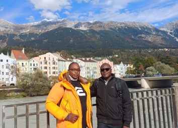 Auf dem Marktplatz in Innsbruck mit der Nordkette im Hintergrund