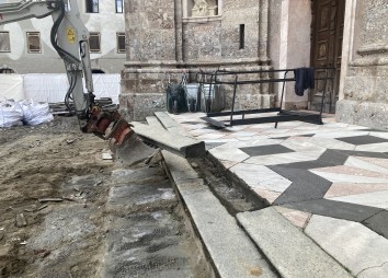 2022 07 19 Archaeologie 1 Abtragung Stufen Platten Pflaster Talpa1