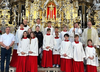 Gruppenfoto Mit Den Ministantinnen Und Ministranten Der Dompfarre