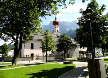 Pfarrkirche Ehrwald im Sommer
