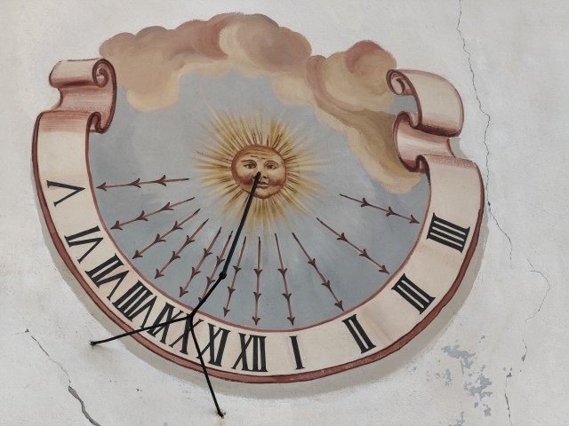 Sonnenuhr auf der Südseite der Pfarrkirche St. Peter in Ellbögen.