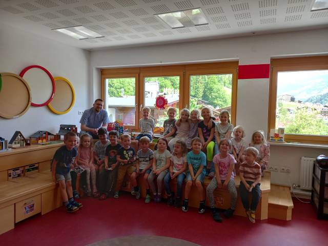 Besuch von Pfarrer Piotr im Kindergarten Schwendau
