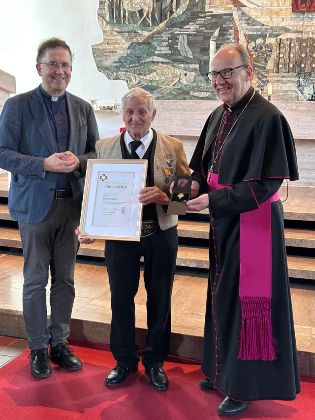 Ehrenzeichen der Diözese Innsbruck für Franz Angerer 
