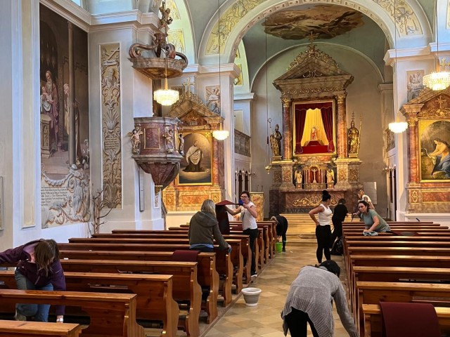 Glänzende Kirchen, strahlende Gesichter - Kirchenputz in Hippach und Aschau