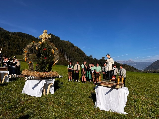 Rosenkranzsonntag und Erntedankprozession in Aschau, am 04.10.2026